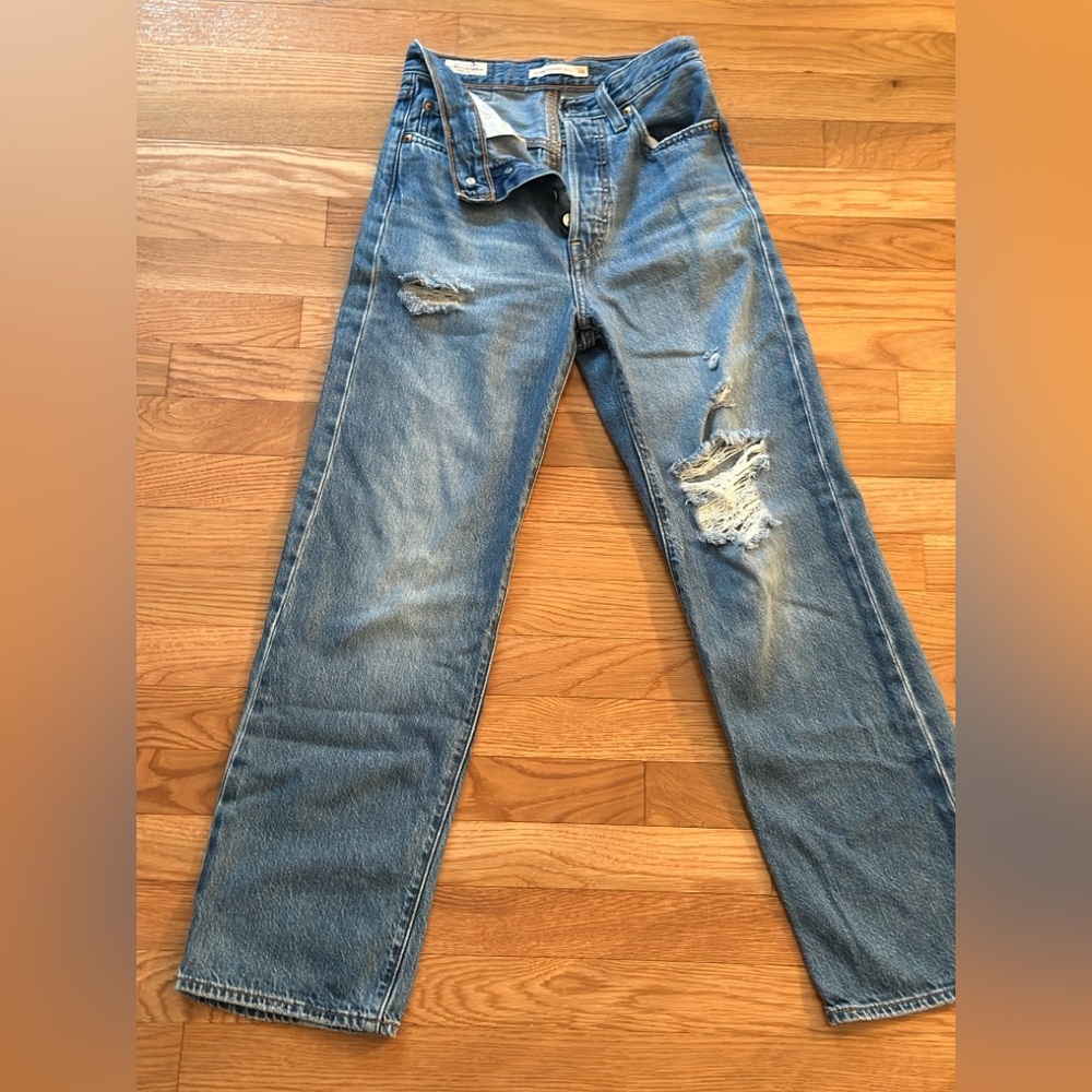 Levi's Ribcage Ankle Distressed Jeans